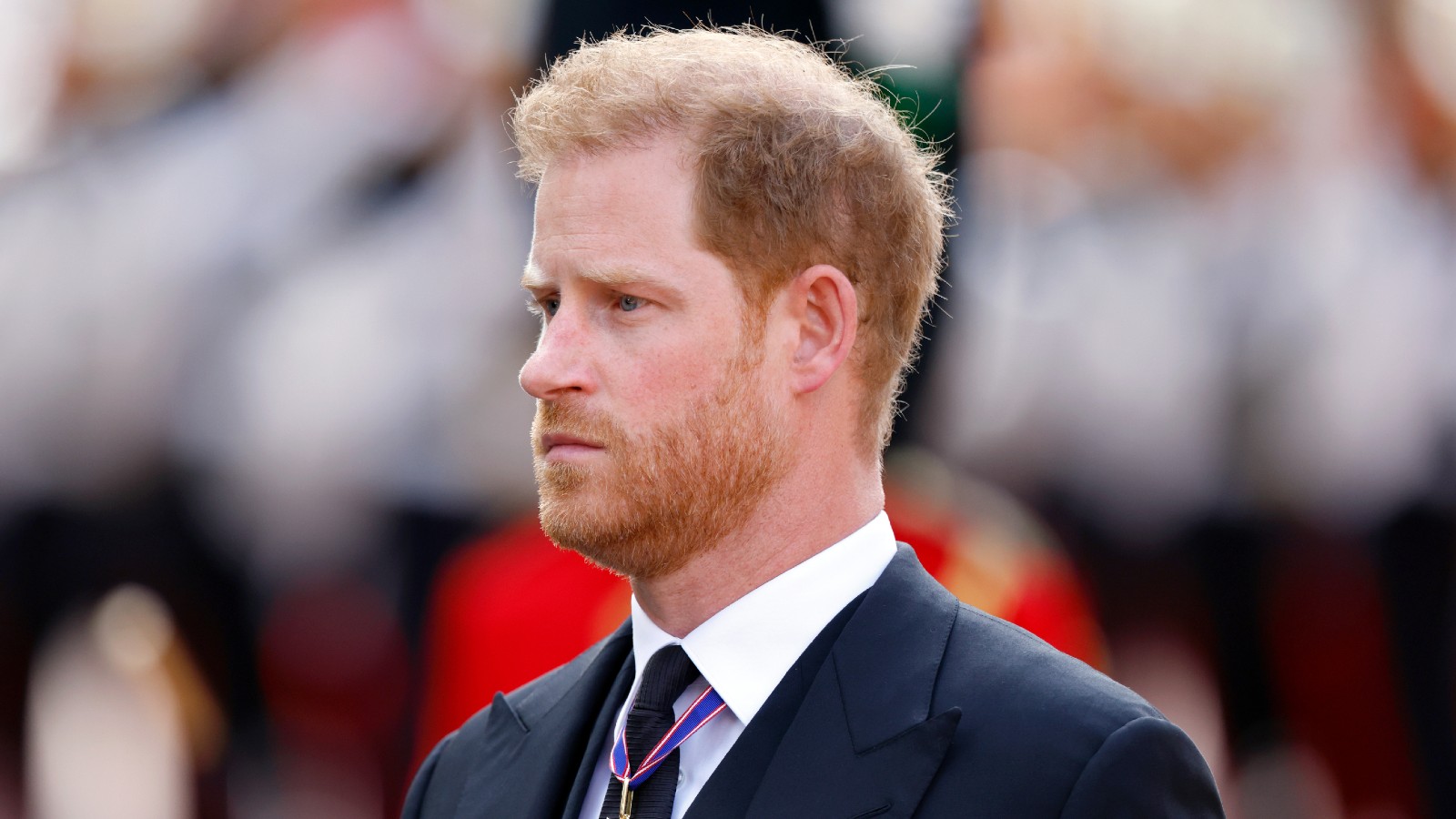 Coroa abre exceção e Harry deve recuperar direito perdido: usará uniforme em vigília à Rainha